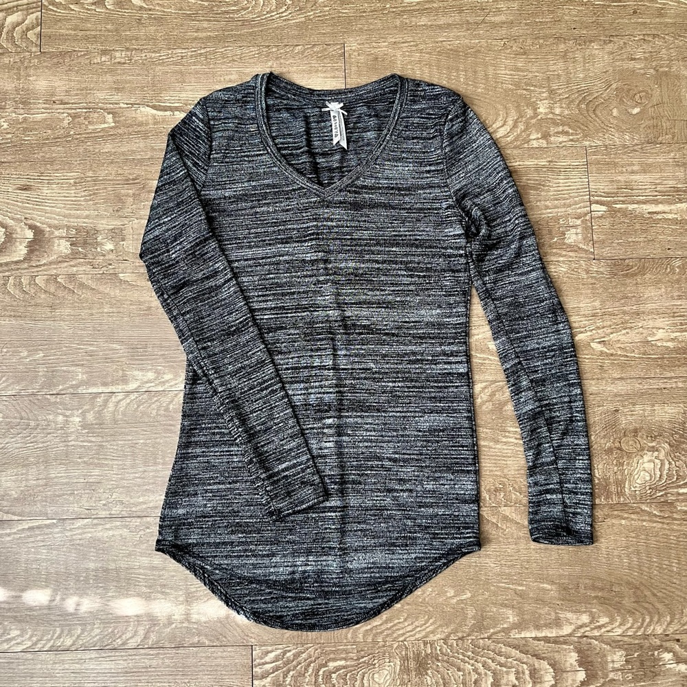 Three sweaters - Picture 2 of 9